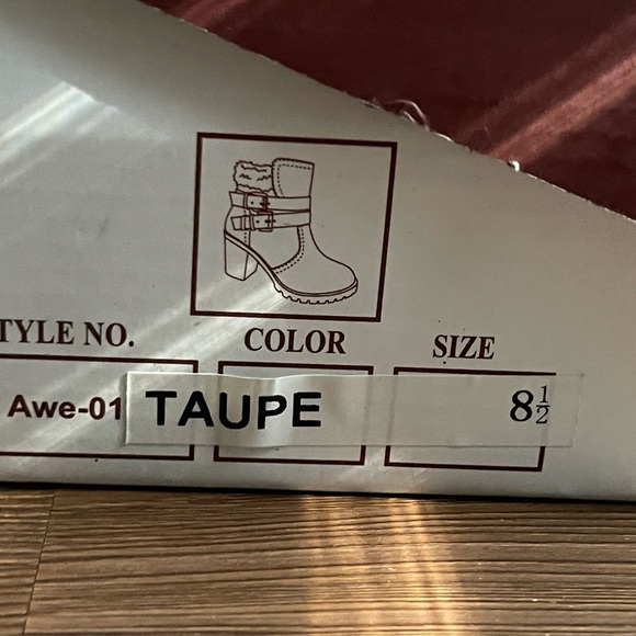 Nature Breeze Awe-01 Leatherette Shearling Buckled Chunky Heel Bootie sz 8.5 - Picture 4 of 9